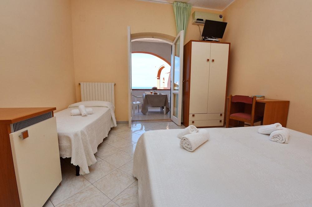 Hotel Costa D'Oro Санта Мария ди Кастелабате Екстериор снимка
