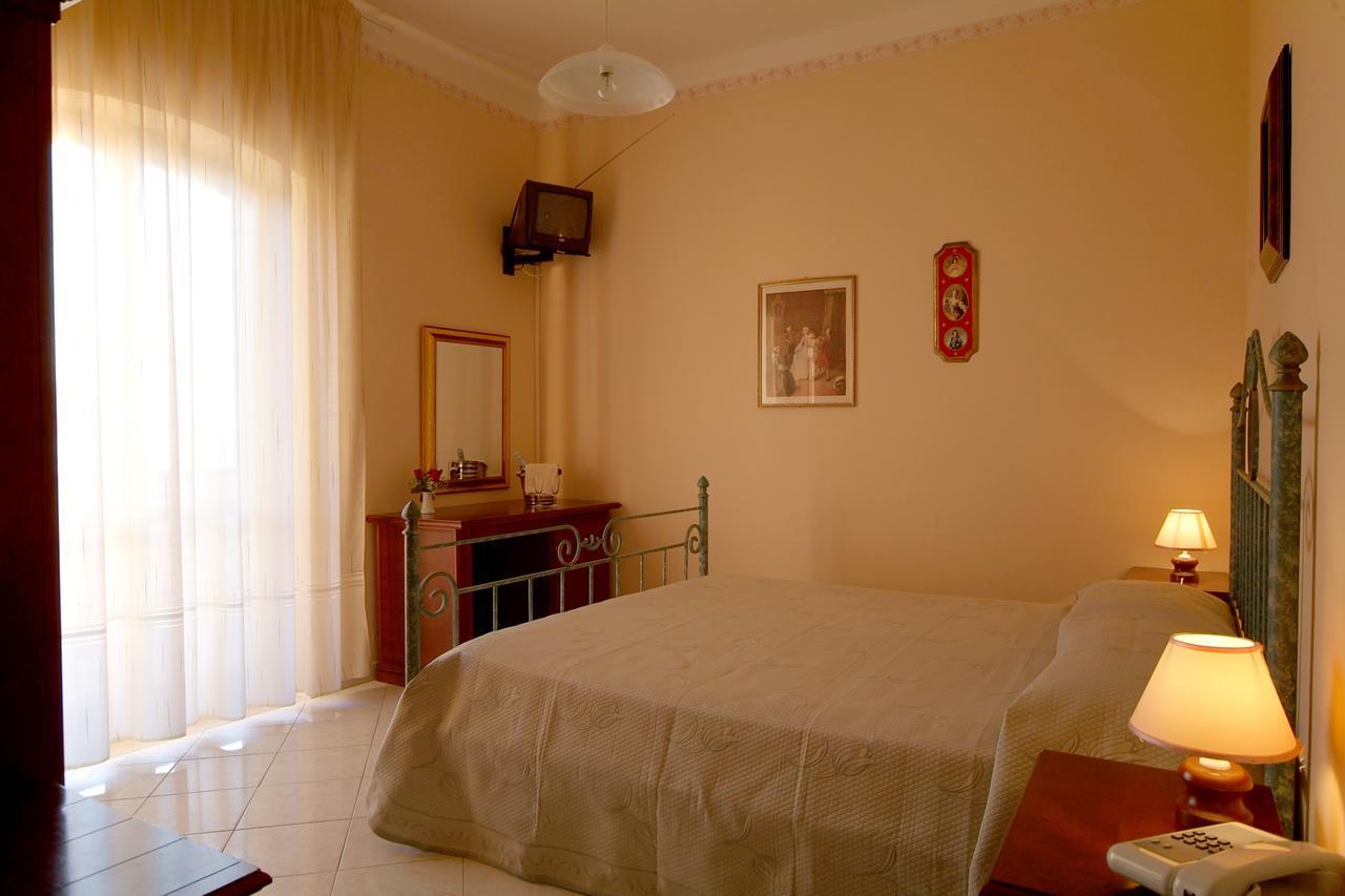Hotel Costa D'Oro Санта Мария ди Кастелабате Стая снимка